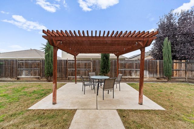 2814 Harbor Island Avenue, Tulare, CA 93274