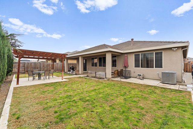 2814 Harbor Island Avenue, Tulare, CA 93274