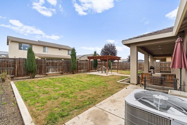 2814 Harbor Island Avenue, Tulare, CA 93274