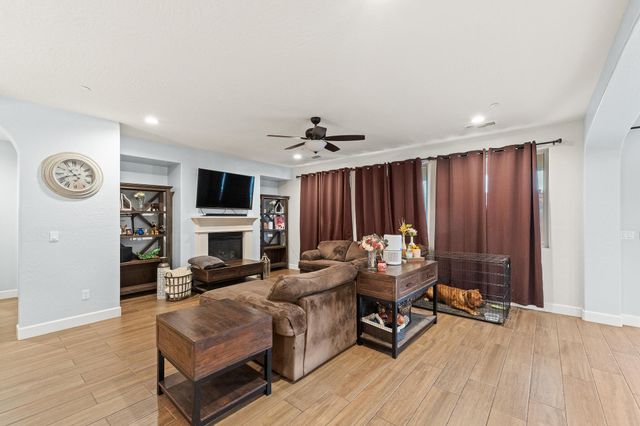 2814 Harbor Island Avenue, Tulare, CA 93274