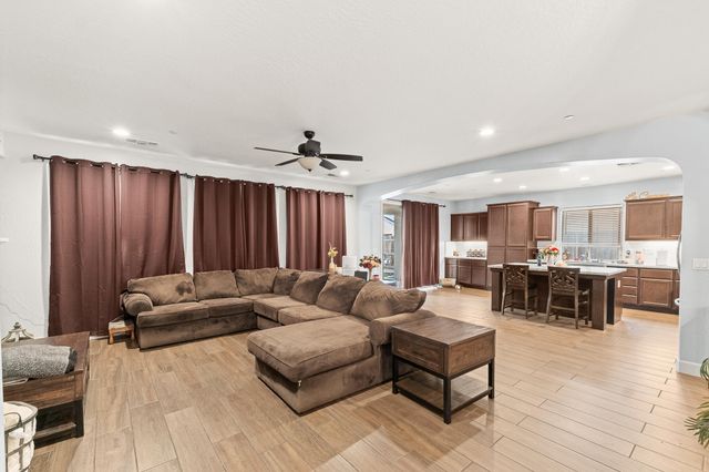 2814 Harbor Island Avenue, Tulare, CA 93274