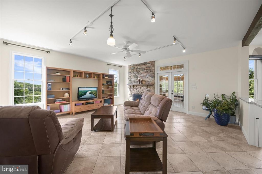 Image 4 of property listing at 6 KEIL MANOR CT, White Hall, MD 21161