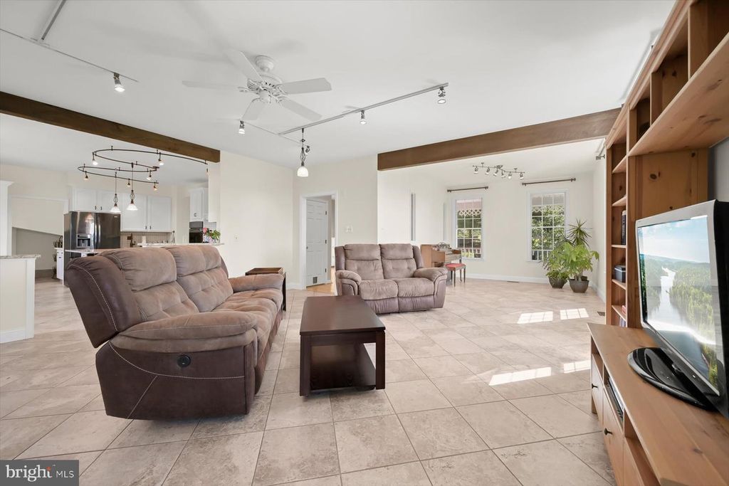 Image 5 of property listing at 6 KEIL MANOR CT, White Hall, MD 21161