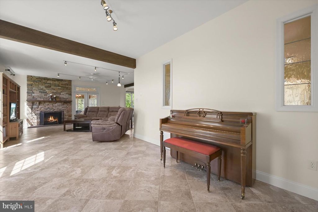 Image 7 of property listing at 6 KEIL MANOR CT, White Hall, MD 21161
