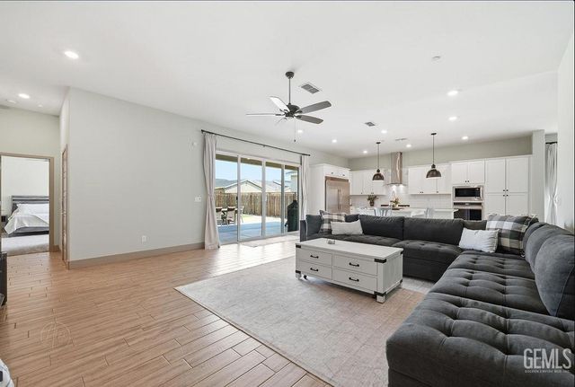 9406 Hill Springs Lane, Shafter, CA 93263