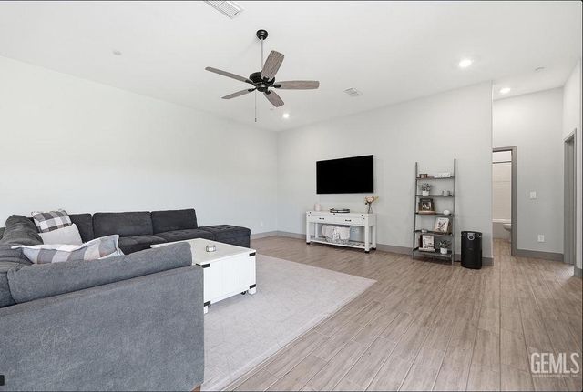 9406 Hill Springs Lane, Shafter, CA 93263