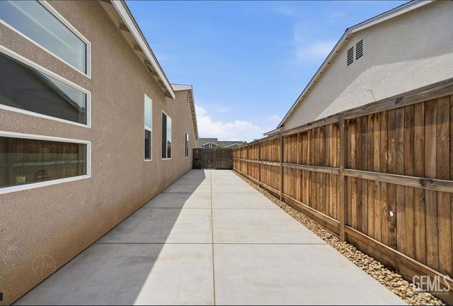 9406 Hill Springs Lane, Shafter, CA 93263
