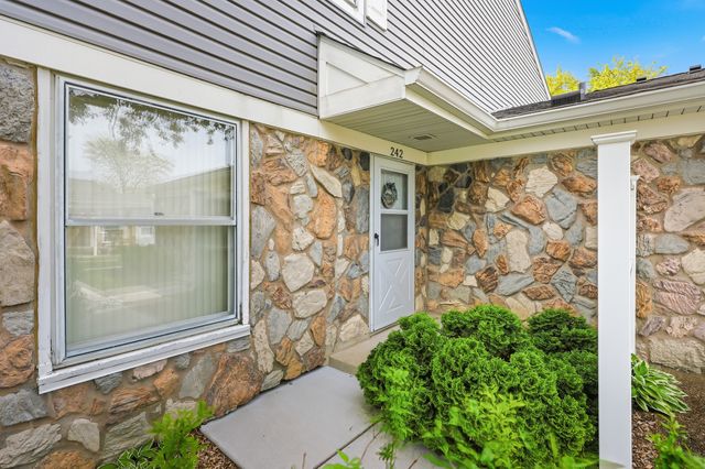 242 Nantucket Harbor 1802, Schaumburg, IL 60193