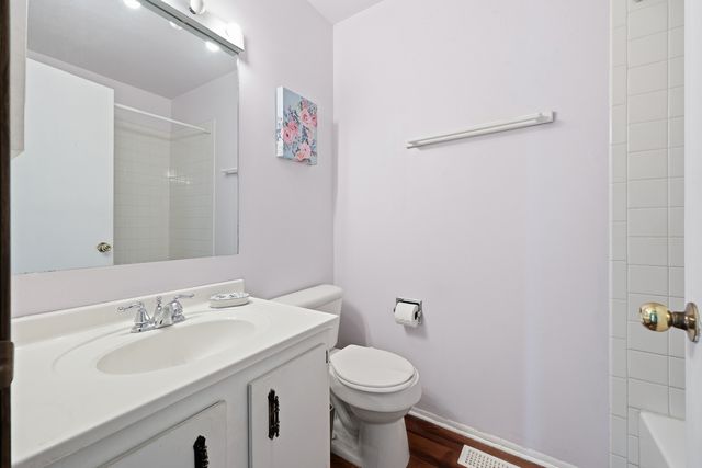242 Nantucket Harbor 1802, Schaumburg, IL 60193