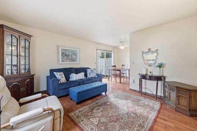 242 Nantucket Harbor 1802, Schaumburg, IL 60193