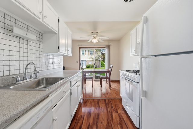 242 Nantucket Harbor 1802, Schaumburg, IL 60193