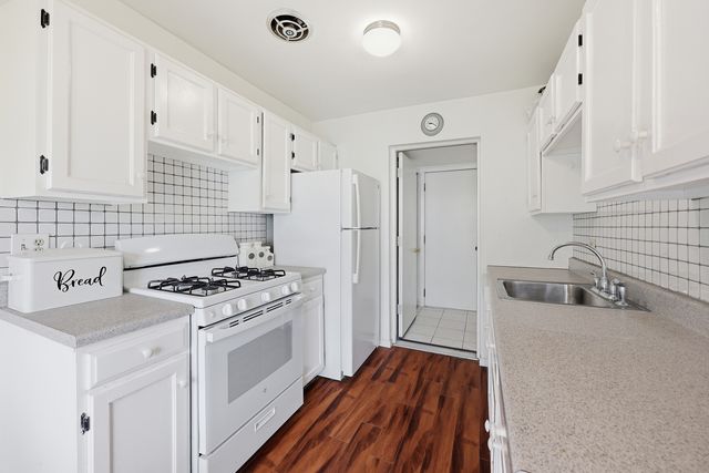242 Nantucket Harbor 1802, Schaumburg, IL 60193
