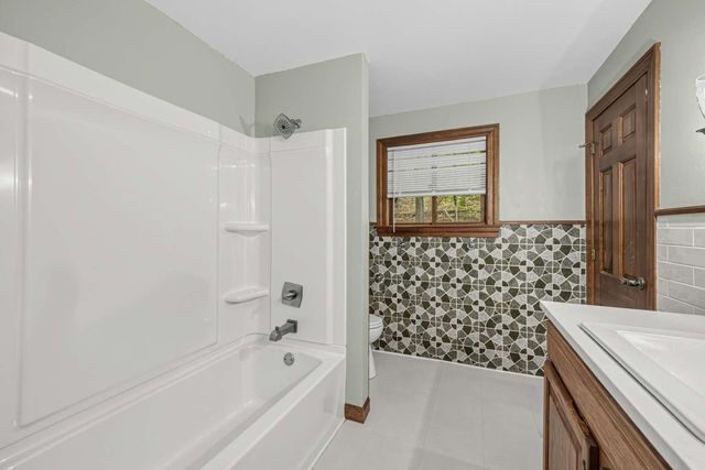 28 Beechwood Road, Hudson, NH 03051