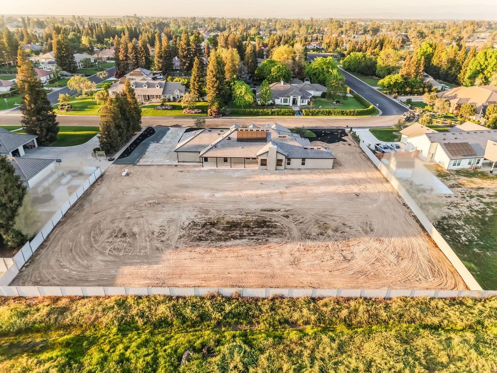 Image 12 of property listing at 35242 Mustang Lane, Madera, CA 93636