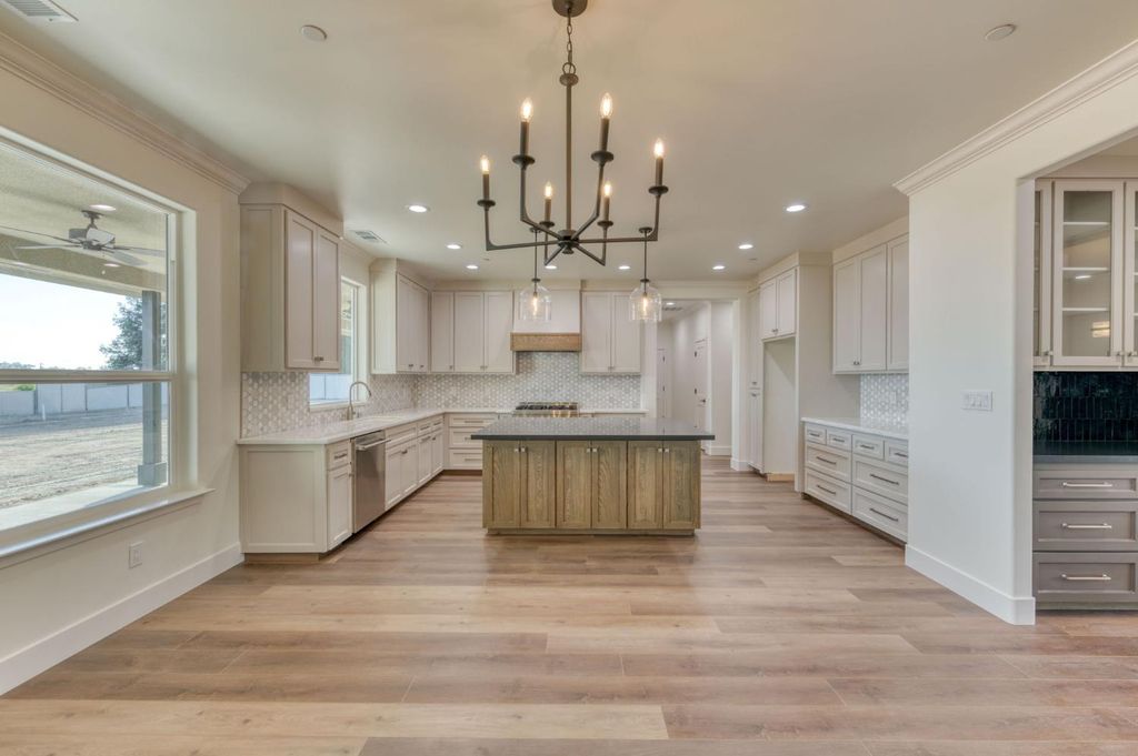 Image 17 of property listing at 35242 Mustang Lane, Madera, CA 93636