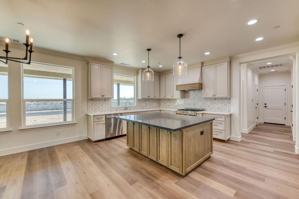 Image 18 of property listing at 35242 Mustang Lane, Madera, CA 93636