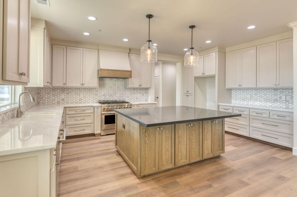 Image 5 of property listing at 35242 Mustang Lane, Madera, CA 93636