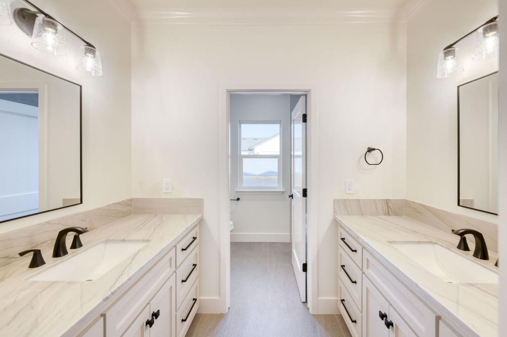 Image 7 of property listing at 35242 Mustang Lane, Madera, CA 93636