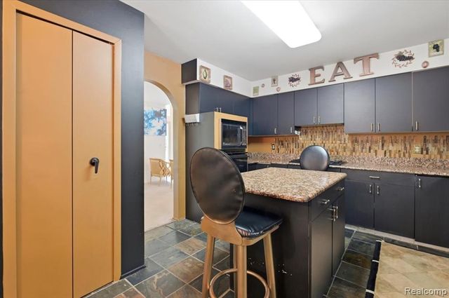 23605 Beech Road, Southfield, MI 48033