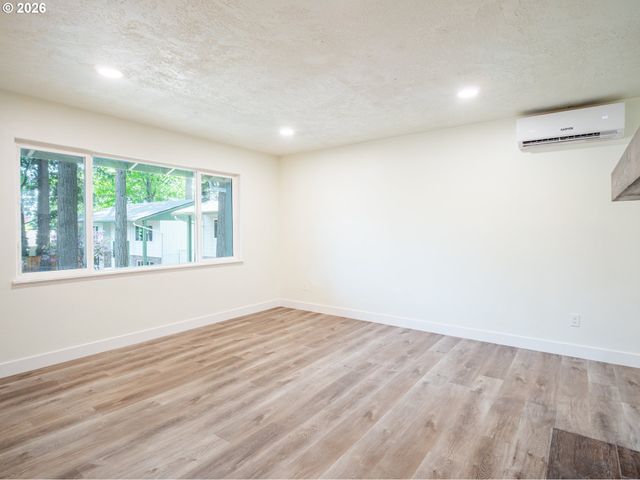 16935 Ne GLISAN St, Portland, OR 97230