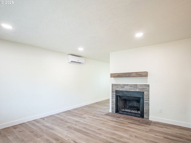 16935 Ne GLISAN St, Portland, OR 97230