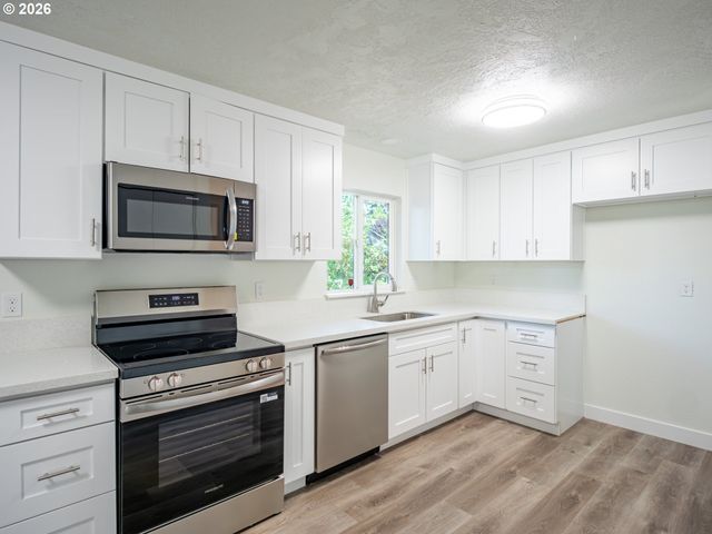 16935 Ne GLISAN St, Portland, OR 97230