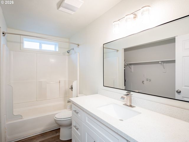 16935 Ne GLISAN St, Portland, OR 97230