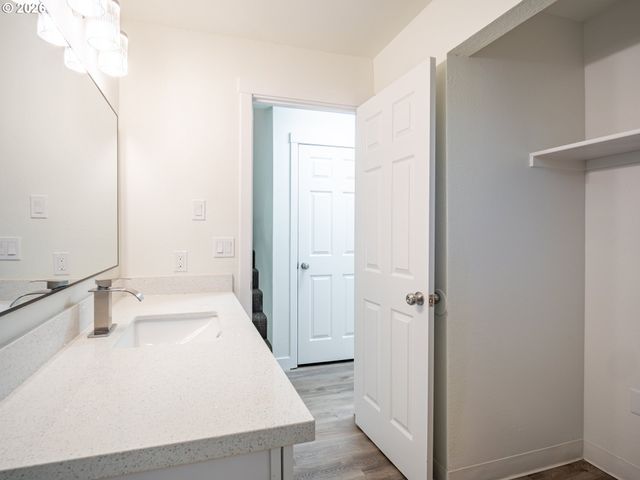16935 Ne GLISAN St, Portland, OR 97230