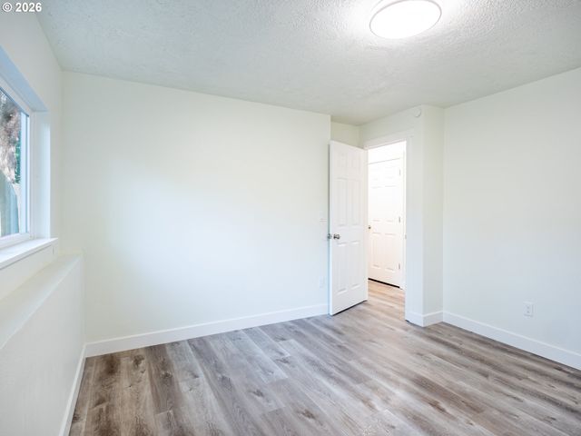 16935 Ne GLISAN St, Portland, OR 97230