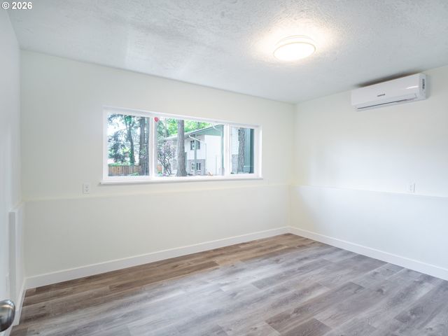 16935 Ne GLISAN St, Portland, OR 97230