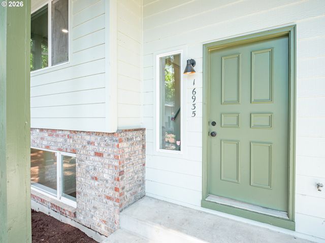 16935 Ne GLISAN St, Portland, OR 97230