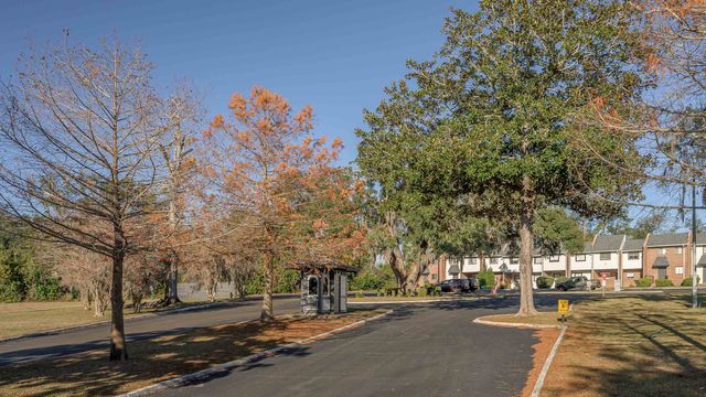 2731 S BLAIR STONE Road B19, Tallahassee, FL 32301