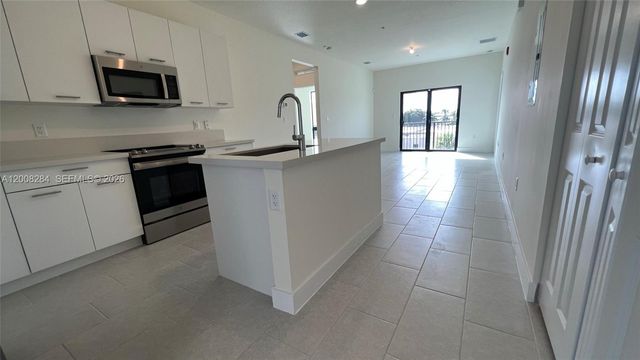 8167 NW 41st St E-307, Doral, FL 33166