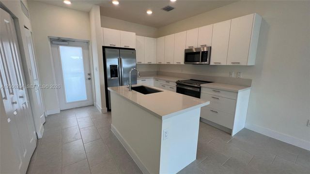 8167 NW 41st St E-307, Doral, FL 33166