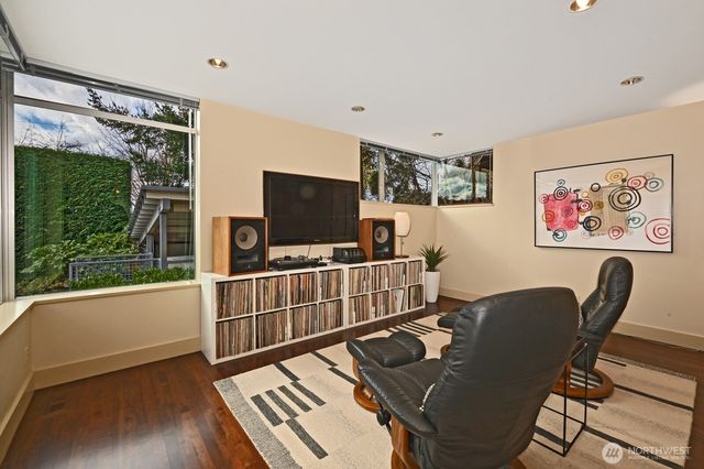 5727 33rd Avenue NE, Seattle, WA 98105