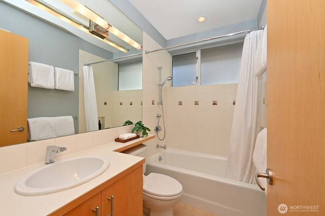 5727 33rd Avenue NE, Seattle, WA 98105