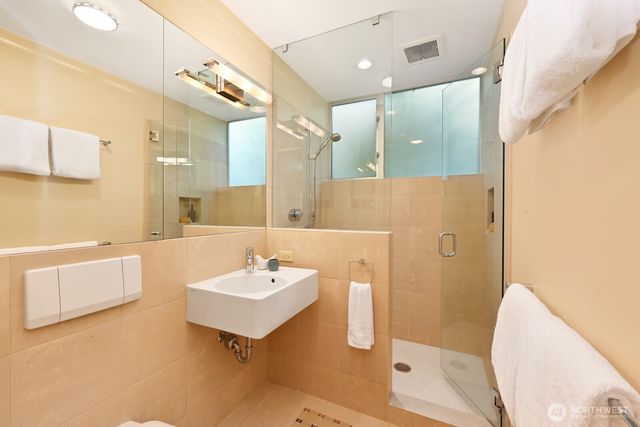 5727 33rd Avenue NE, Seattle, WA 98105