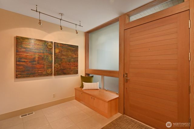 5727 33rd Avenue NE, Seattle, WA 98105