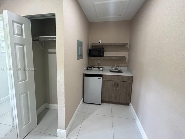 1255 SW 6th St 16, Miami, FL 33135