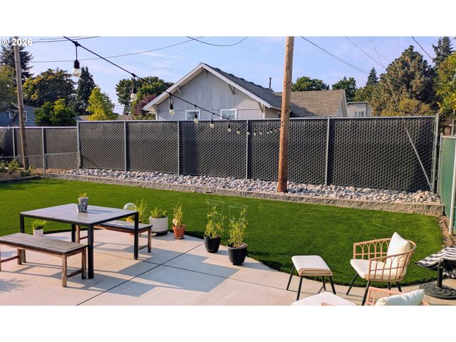 2404 E 13TH St, Vancouver, WA 98661