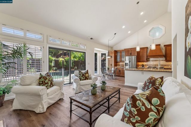 225 Valley Glen Ln, Martinez, CA 94553