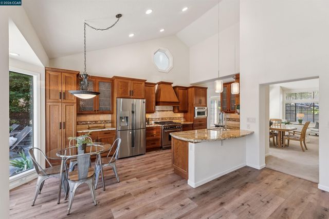 225 Valley Glen Ln, Martinez, CA 94553