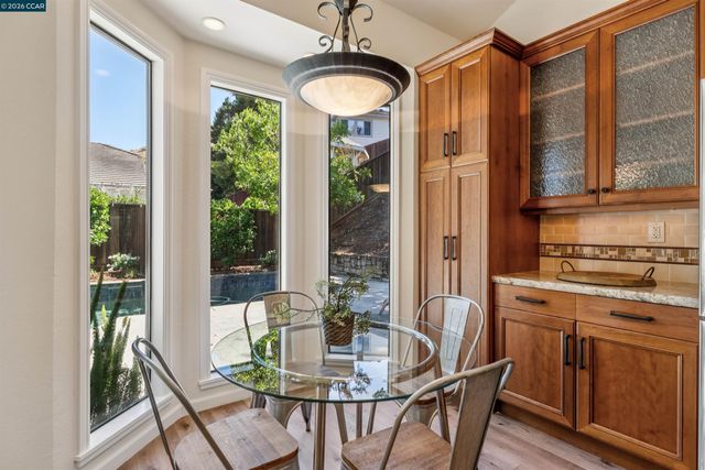 225 Valley Glen Ln, Martinez, CA 94553