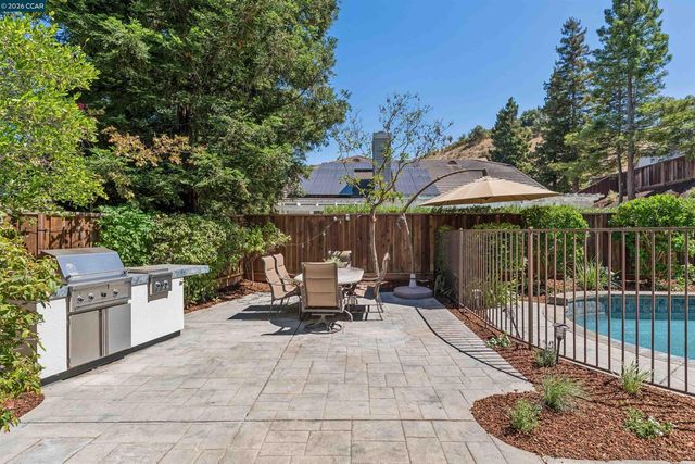 225 Valley Glen Ln, Martinez, CA 94553