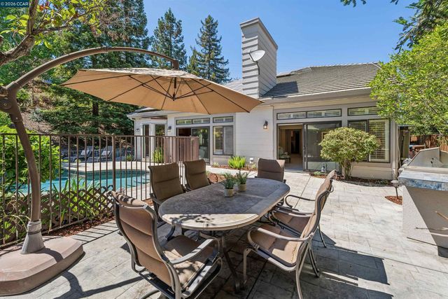 225 Valley Glen Ln, Martinez, CA 94553