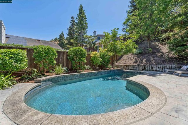 225 Valley Glen Ln, Martinez, CA 94553
