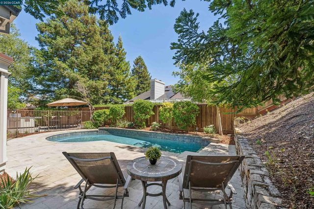 225 Valley Glen Ln, Martinez, CA 94553