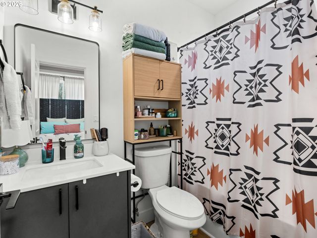 6039 Se LAMBERT St, Portland, OR 97206