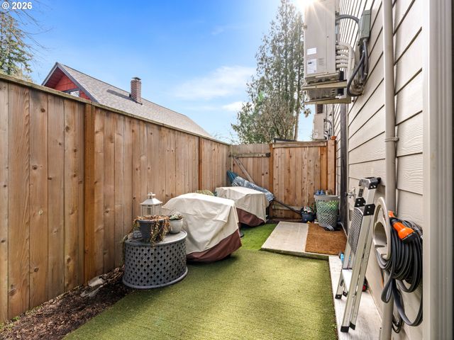 6039 Se LAMBERT St, Portland, OR 97206