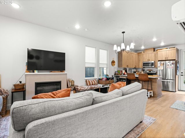 6039 Se LAMBERT St, Portland, OR 97206